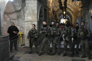Efectivos de la policía de Israel, desplegados en la Ciudad Vieja de Jerusalén horas después del allanamiento del complejo de la mezquita de Al-Aqsa, el jueves 5 de abril.