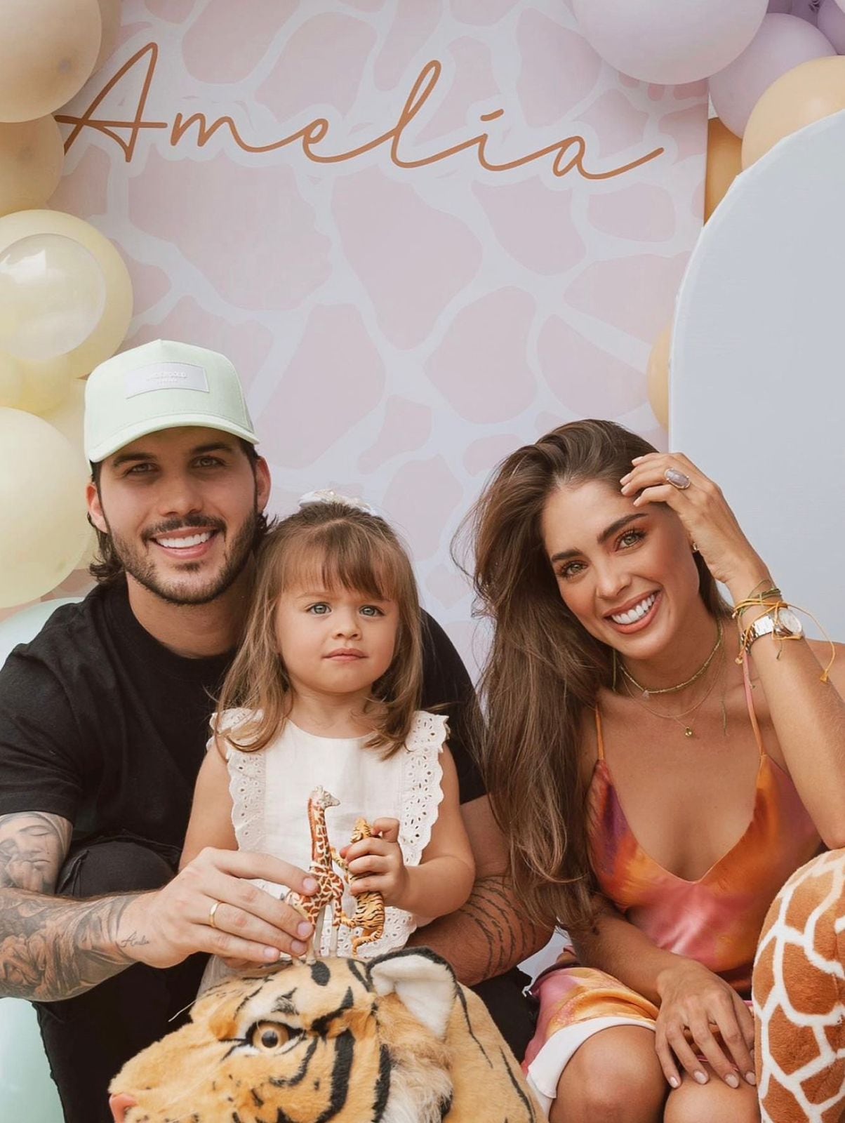 Camila Avella, su esposo y su hija.
