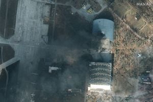 Imágenes satelitales del aeropuerto Antonov el 27 de febrero de 2022 en Hostomel, Ucrania. Ucrania revela daños causados por recientes ataques aéreos y fuertes combates en y cerca del aeropuerto. Foto de Maxar/GettyImages