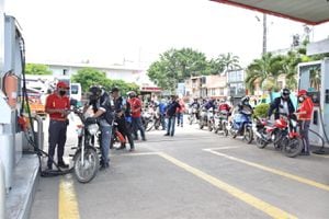 Los motociclistas en Jamundí tras la llegada de la gasolina