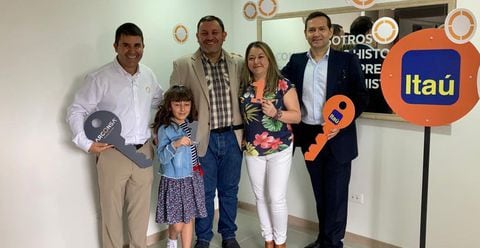 Jean Paul Rubiano (centro), su hija Luciana Rubiano y su esposa Ángela María Jiménez, son los primeros beneficiados del programa Ecobertura, que subsidia la tasa de interés del crédito hipotecario de viviendas sostenibles.