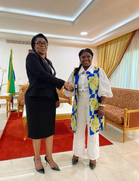 Francia Márquez en su llegada a África con la vicepresidenta de Gabón, Rose Christiane Ossouka Raponda.