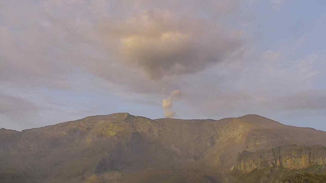 Volcán Nevado del Ruiz en la mañana de este martes 25 de abril.