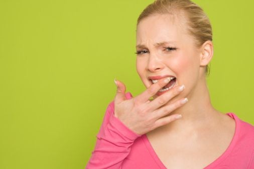 La sensibilidad en los dientes se presenta por el desgaste del esmalte en los mismos o por la exposición de sus raíces