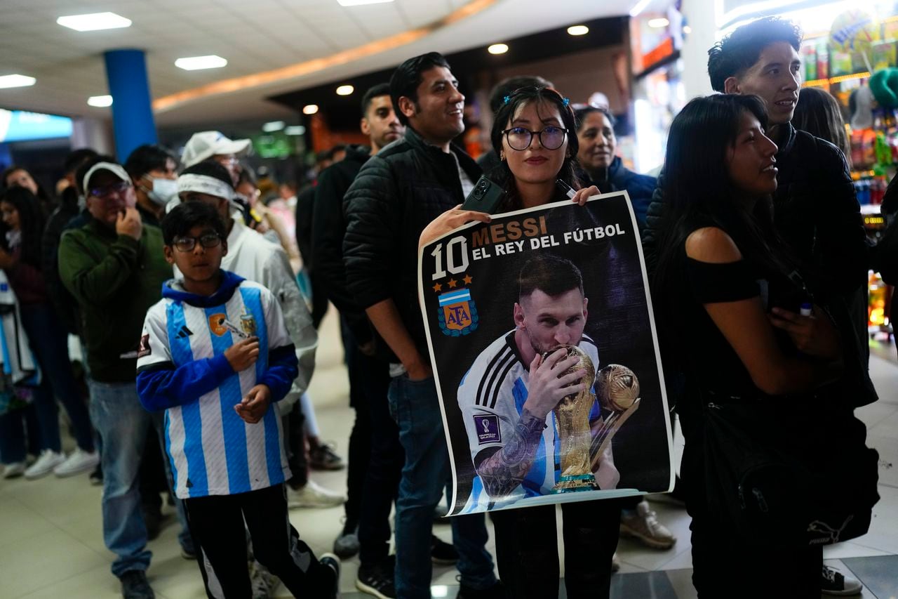 Aficionados bolivianos y argentinos recibieron a Argentina, y especialmente a Messi, con afiches del capitán de la Albiceleste, previo al juego Argentina Vs. Bolivai en La Paz, en las Eliminatorias Sudamericanas 2026.
