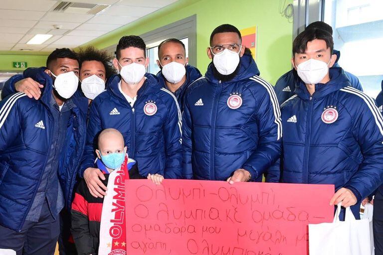 James Rodríguez visita con la delegación de Olympiacos a los niños con cáncer