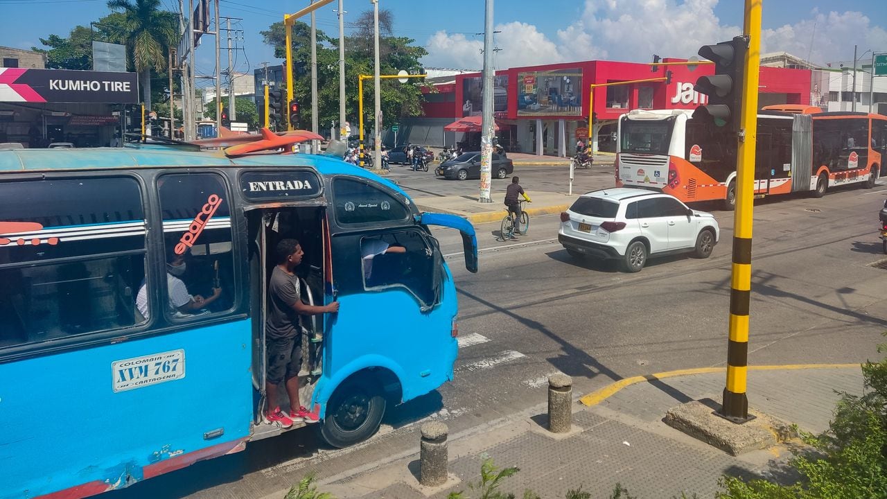 Movilidad en Cartagena - Buseta de servicio público en la avenida Pedro de Heredia, a la altura de los Cuatro Vientos