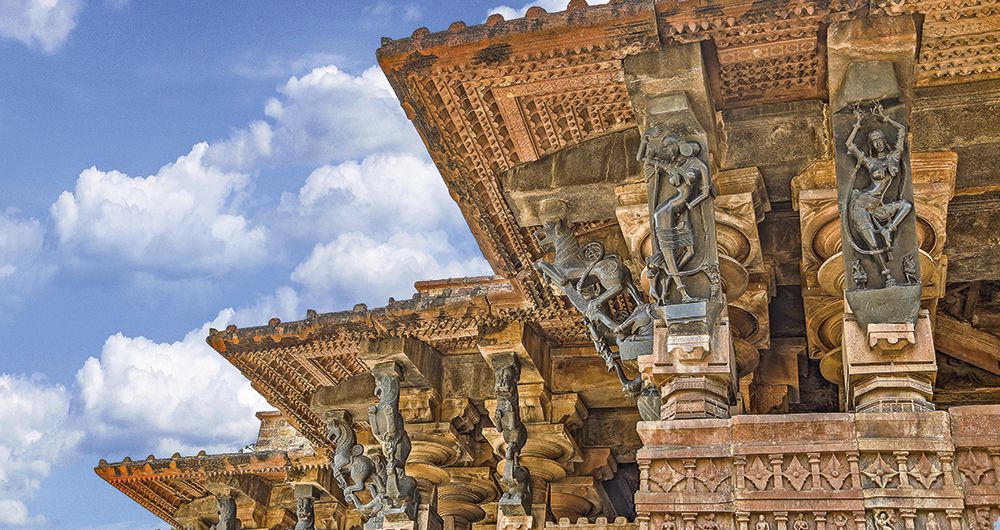 En un complejo amurallado, construido entre 1123 y 1323, se ubica Ramappa, templo principal de Shiva, uno de los dioses más importantes del hinduismo. 