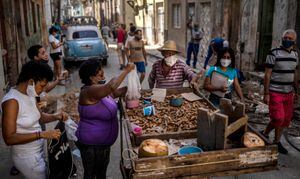 Wearing masks as a precaution against the spread of the new coronavirus people buy from a street fruit vendor in Havana, Cuba, Friday, March 19, 2021. (AP Photo / Ramon Espinosa)