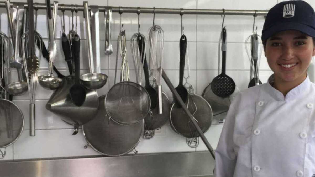 Lizeth Arce en una de las cocinas de la Escuela de Gastronomía Mariano Moreno.