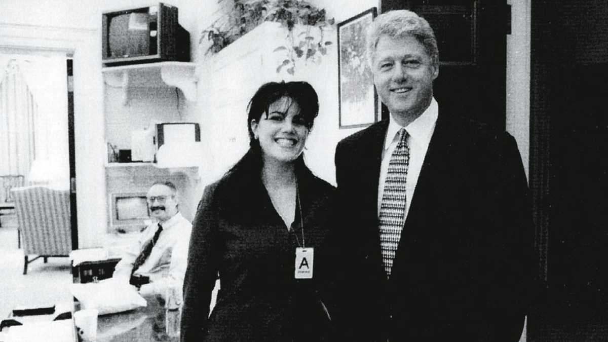 Su aventura con Monica Lewinsky, una practicante de 22 años, casi le cuesta la presidencia a Bill Clinton. El tema llegó hasta el Congreso.  