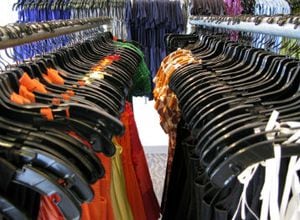 La venta de ropa usada es una alternativa de negocio, fíjese muy bien en lo que compra.