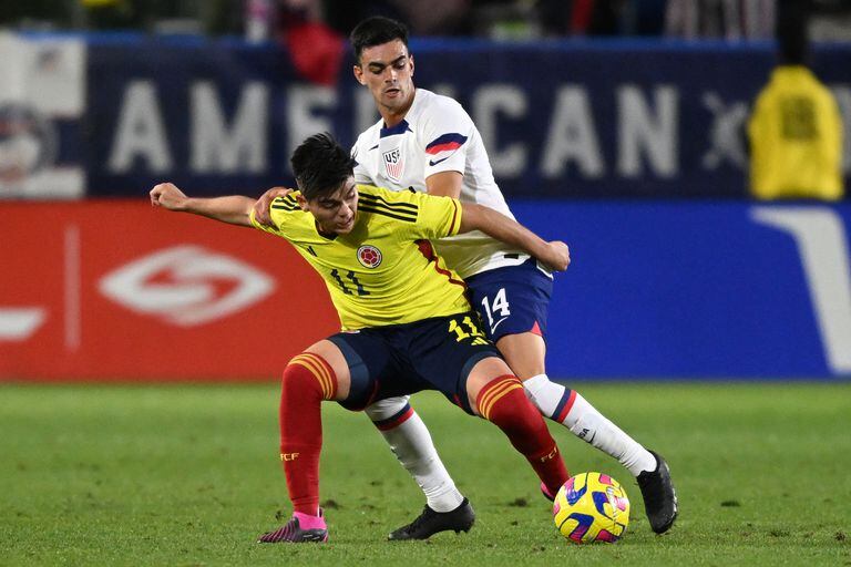Colombia's midfielder Daniel Ruiz (L) and USA's midfielder Alan Sonora vie for the ball during the international friendly football match between the USA and Colombia at the Dignity Health Sports Park in Carson, California, on January 28, 2023. (Photo by Patrick T. FALLON / AFP)