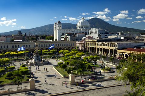 La Plaza Libertad en el centro de San Salvador es famosa por la ubicación del Monumento de los Héroes o Monumento a los Héroes.