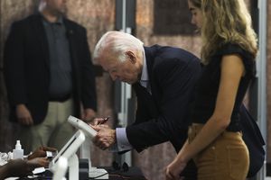 El presidente Joe Biden se prepara para emitir su voto durante la votación anticipada para las elecciones intermedias de EE. UU. de 2022 con su nieta Natalie Biden, quien vota por primera vez, en un centro de votación en Wilmington, Del., el sábado 29 de octubre de 2022. (Tasos Katopodis/Pool Photo via AP)