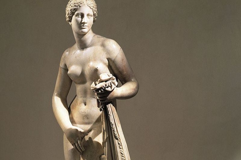 Uno de los desnudos más polémicos del arte occidental: la primera escultura de una mujer desnuda de tamaño natural en el mundo griego y probablemente en Occidente. BBC