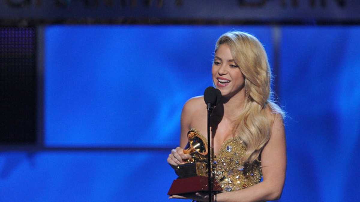 Shakira recibiendo un Grammy en 2011.  (Photo by Kevin Winter/Getty Images for Latin Recording Academy)