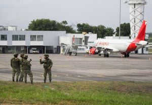 Soldados montan guardia en la escena del crimen luego de que dos explosiones en el aeropuerto internacional Camilo Daza mataran a varias personas, en Cúcuta, Colombia, 14 de diciembre de 2021. REUTERS / Stringer 