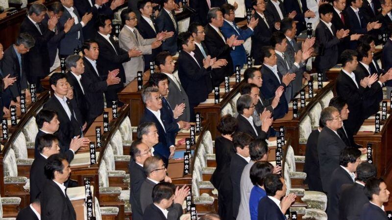 Los hombres todavía ocupan la mayoría de los cargos políticos en Japón.