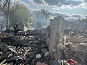 En esta imagen, proporcionada por la oficina de prensa de la presidencia ucraniana, bomberos tratan de sofocar un incendio tras un ataque mortífero ruso contra la aldea de Hroza, cerca de Járkiv, Ucrania, el jueves 5 de octubre de 2023. (Oficina de prensa de la presidencia ucraniana vía AP)