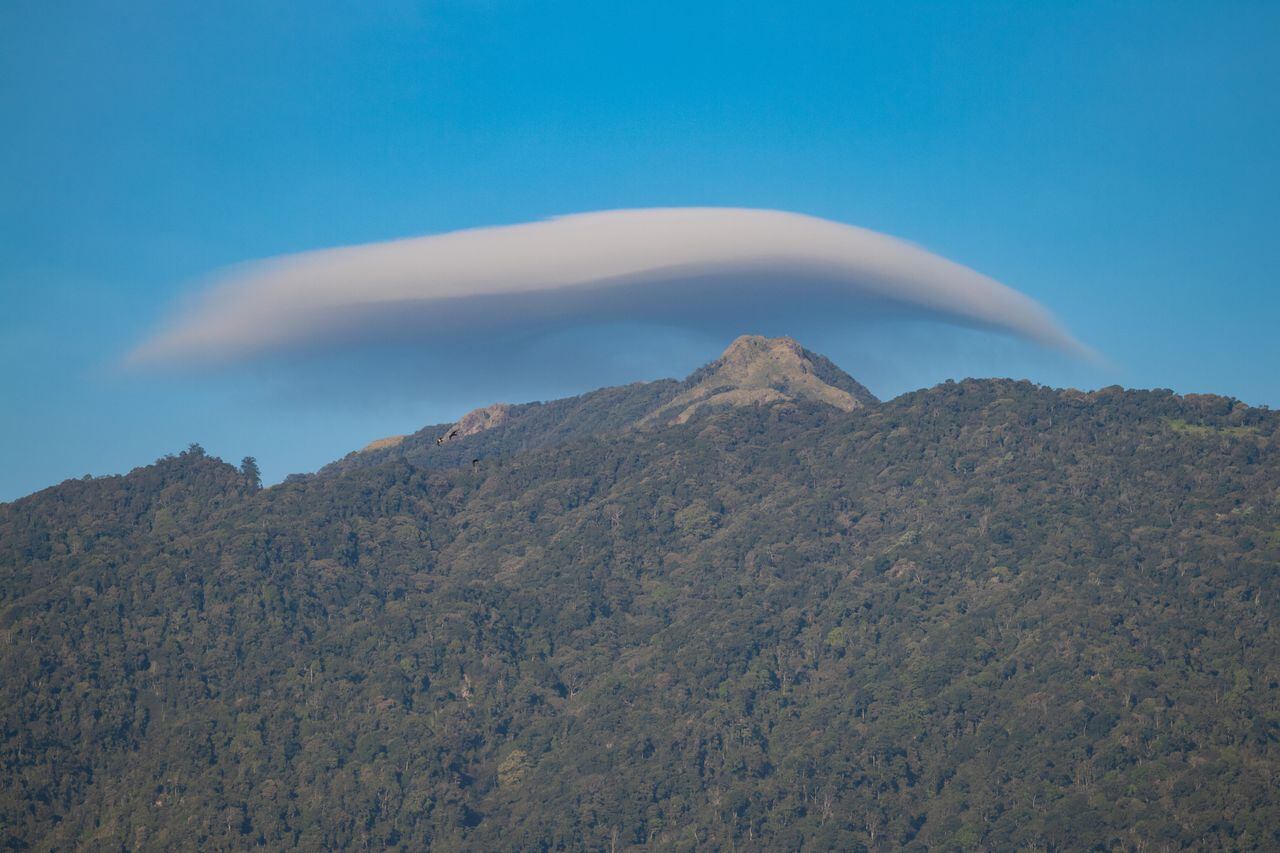 Aparece una nube lenticular sobre el monte Ungaran en la provincia de Java Central, Indonesia, el 1 de agosto de 2023.