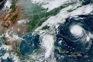 El huracán Idalia avanza hacia la costa oeste de Florida mientras el huracán Franklin se acerca a las Bermudas, en una imagen compuesta del satélite meteorológico GOES-East, de la Administración Nacional Oceánica y Atmosférica (NOAA), el 29 de agosto de 2023.