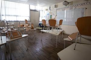 Un aula en una escuela primaria está vacía después de que Israel cerró las escuelas antes de un cierre nacional para detener la propagación del coronavirus en Tel Aviv, Israel, Thursday, Sept. 17, 2020. (AP Photo/Sebastian Scheiner)