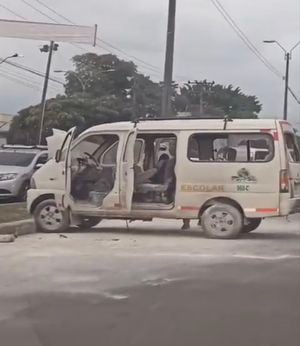 En Cali se incendió una ruta escolar que acababa de dejar los niños en el colegio