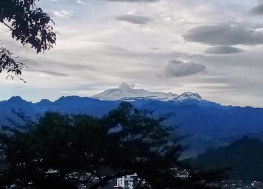 El volcán Nevado del Ruiz sigue en nivel de actividad naranja