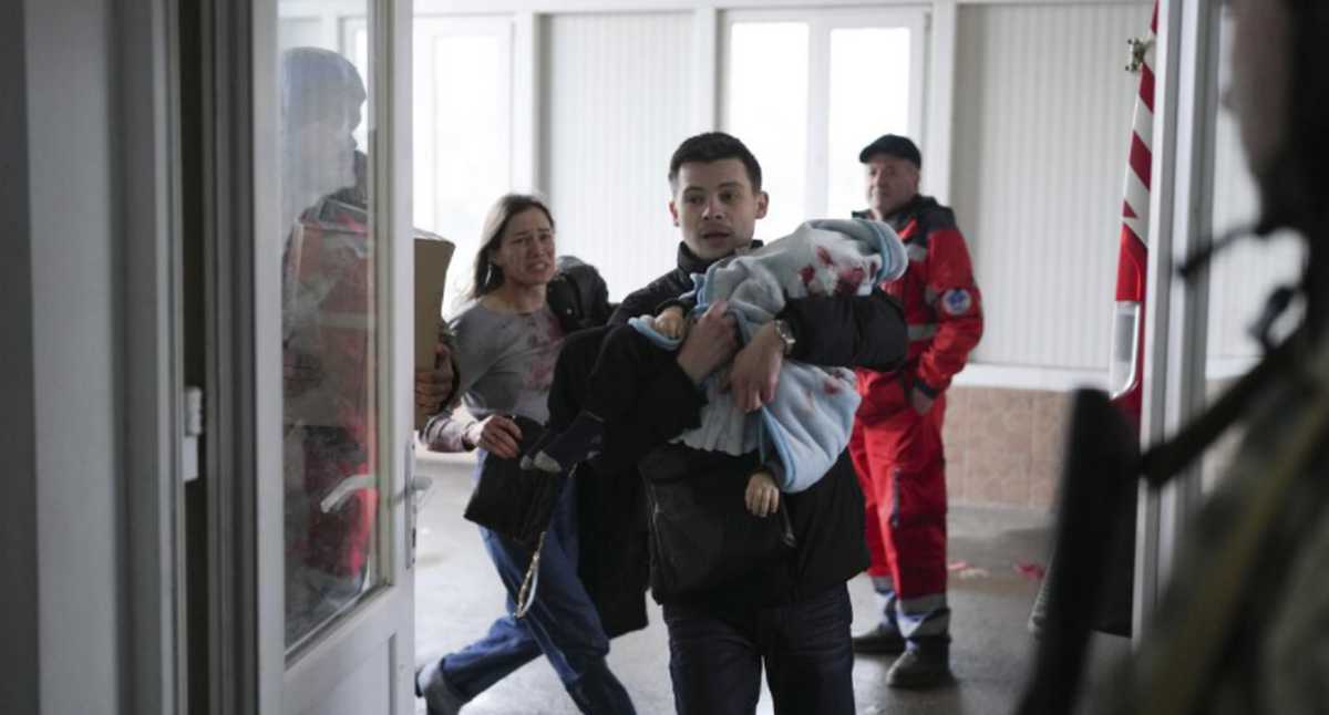 Desgarrador! Intentan salvar a otro niño herido por un bombardeo ruso