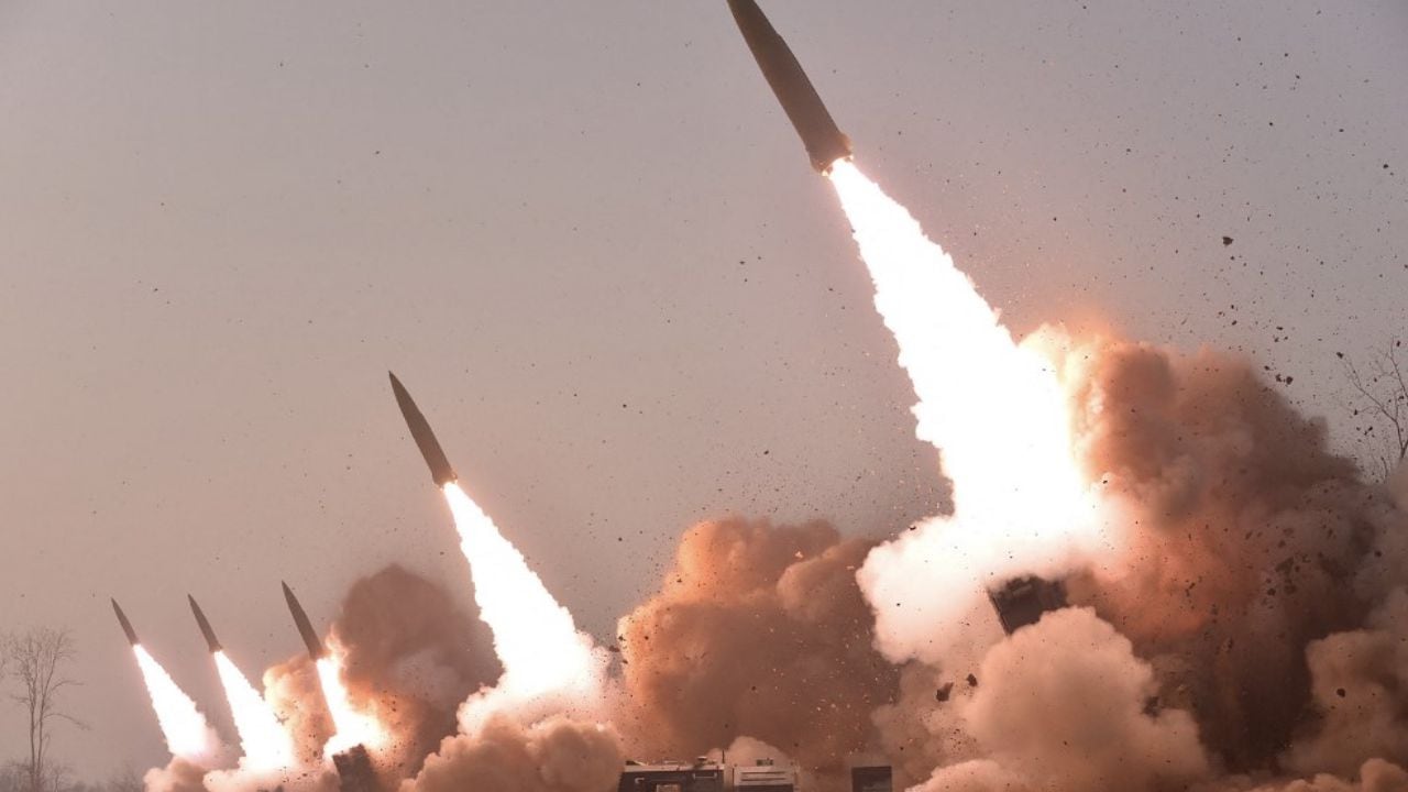 Las unidades deberían "continuamente intensificar varias maniobras simuladas de guerra real", dijo Kim Jong Un