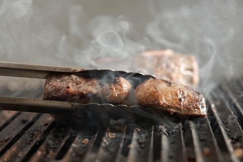Los asados suele hacerse también con embutidos, carne de cerdo, pollo, langostinos y hasta pescado.
