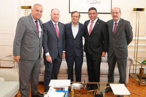 Presidente Gustavo Petro con los presidentes de las altas cortes