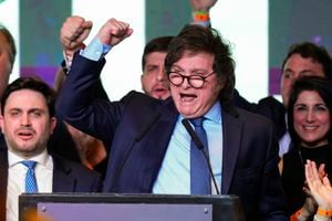 Javier Milei, candidato presidencial de la coalición Liberty Advances, habla en su sede de campaña después del cierre de las urnas para las elecciones generales en Buenos Aires, Argentina