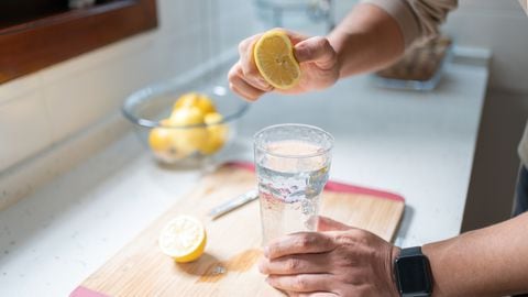El limón y el agua pueden convertirse en la clave para eliminar ciertos olores y manchas.