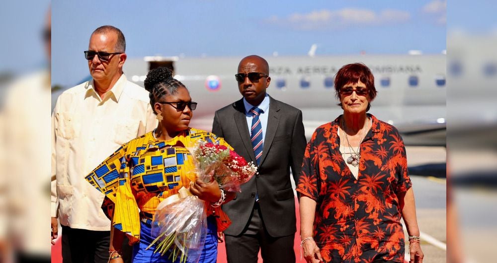 La vicepresidenta colombiana Francia Márquez (de amarillo y gafas de sol) llegando a La Habana (Cuba)