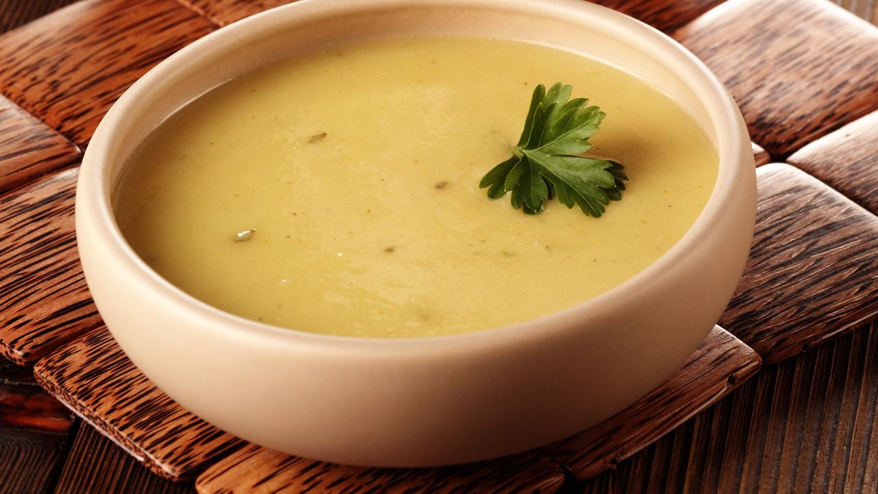 Dígale adiós a la grasa en la sopa gracias al método que se ha vuelto viral