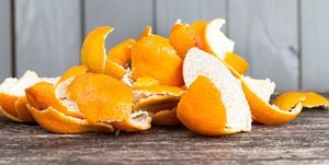 La cáscara de mandarina contiene vitamina C  que ayuda al organismo.