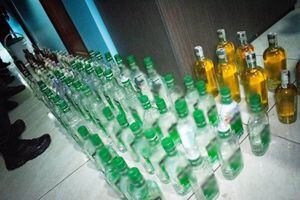 Las autoridades incautaron 120 botellas de licor adulterado en la Primera de Mayo en Bogotá.