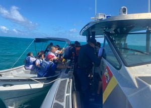 La Armada Nacional informó del rescate de 15 turistas en San Andrés, luego de una falla en el motor de la nave que los transportaba.