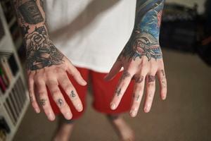 Los dedos son una de las partes del cuerpo más dolorosas para realizarse tatuajes.