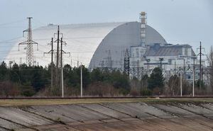 Una imagen de archivo tomada el 13 de abril de 2021 muestra la cúpula protectora gigante construida sobre el sarcófago que cubre el cuarto reactor destruido de la planta de energía nuclear de Chernobyl (Foto de Serguéi SUPINSKY / AFP)