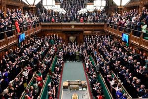 Presidente ucraniano Volodymyr Zelenskyy aparece en la pantalla mientras se dirige a los legisladores británicos en la Cámara de los Comunes en Londres, el jueves 8 de marzo de 2022. Foto AP Jessica Taylor/Parlamento del Reino Unido