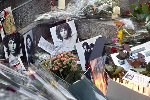 (FILES) This file photo taken on December 8, 2003 shows the grave of US rock legend Jim Morrison at the Perfe-Lachaise cemetery in Paris. - July 3, 2021 will mark the 50th anniversary of Doors frontman Jim Morrison's death at age 27. (Photo by Joel ROBINE / AFP)
