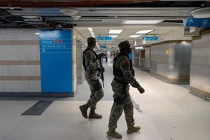 Miembros de la Guardia civil vigilan el metro de Nueva York