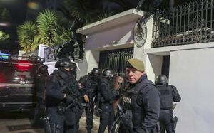 La policía ecuatoriana irrumpe en la embajada de México en Quito, Ecuador, el viernes 5 de abril de 2024. (AP Foto/David Bustillos)