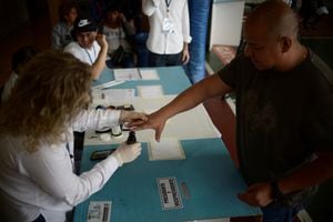 Un hombre llega para emitir su voto durante las elecciones presidenciales en la Ciudad de Guatemala