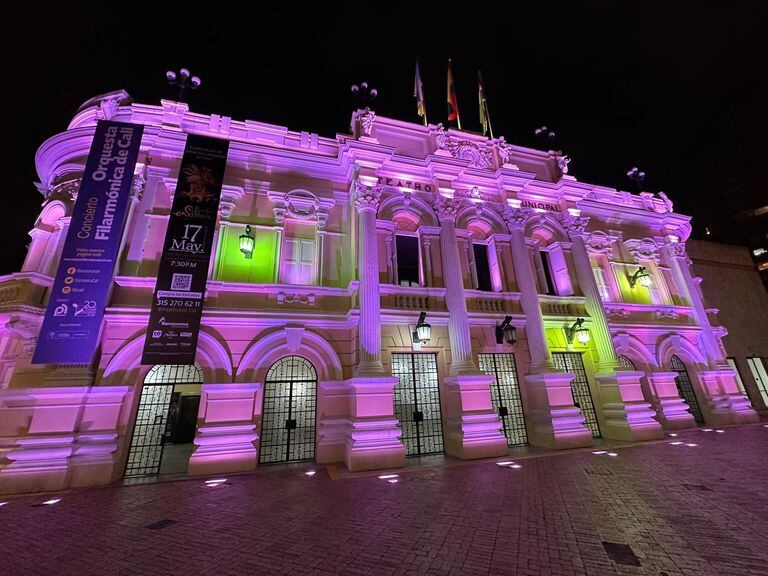 El Teatro Municipal Enrique Buenaventura y otros seis hitos históricos serán iluminados de rosa por el Día de la Madre.