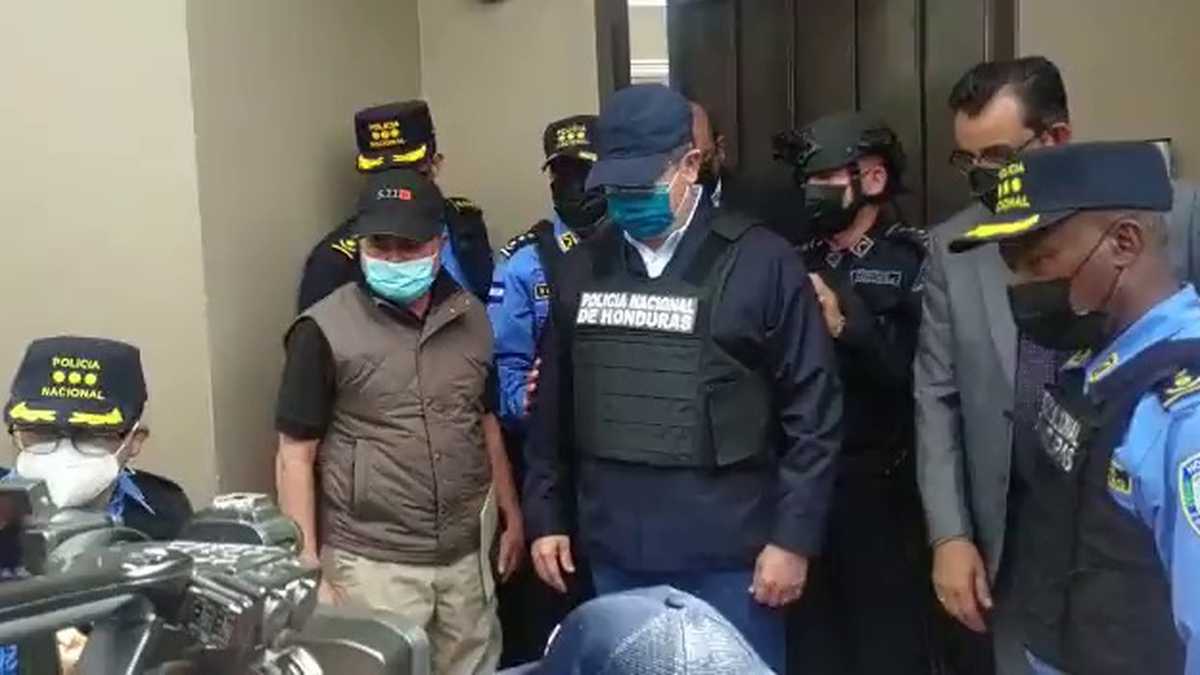 Salida del expresidente de Honduras Juan Orlando Hernández de su residencia con chaleco antibalas