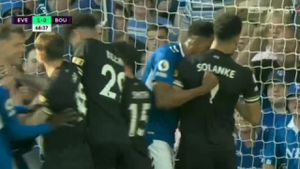 El momento en que Yerry Mina discute con Solanke en el arco del Everton